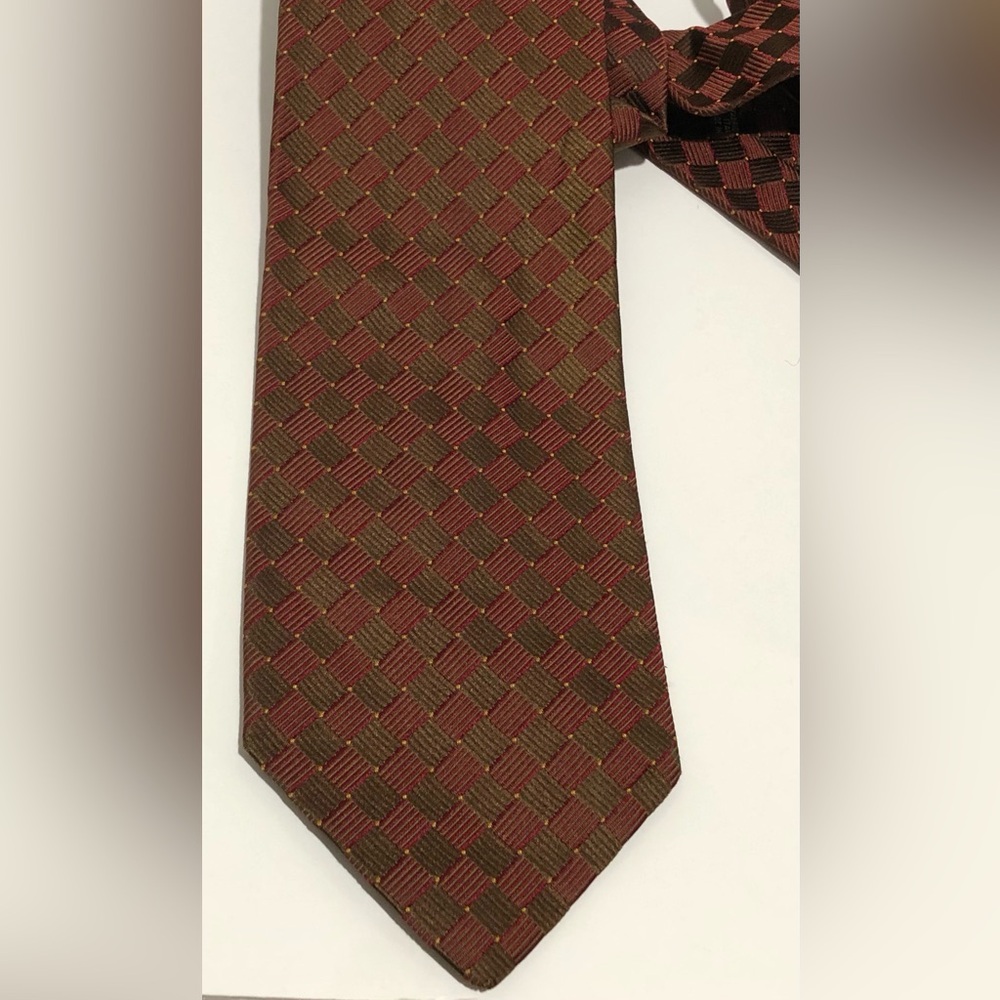Hugo Boss Elegant Brown and Red Patterned Tie